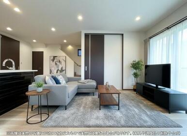 ハイドアを採用した18畳のリビングダイニング、落ち着いた雰囲気で開放感があります＾＾