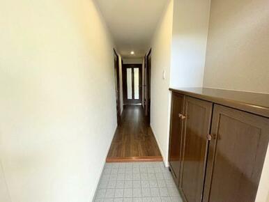 「玄関」全ての床を落ち着いた色のフローリングに張替え済みです。