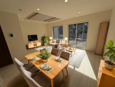 【リビング】ゆったりリビング！シャッター、折上天井と設備も充実です♪