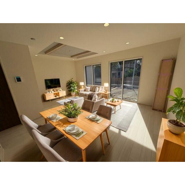 【リビング】ゆったりリビング！シャッター、折上天井と設備も充実です♪