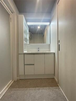 身支度をスムーズにする、機能的な洗面台。三面鏡裏収納で化粧品や小物をすっきり収納でき、毎日の準備も快