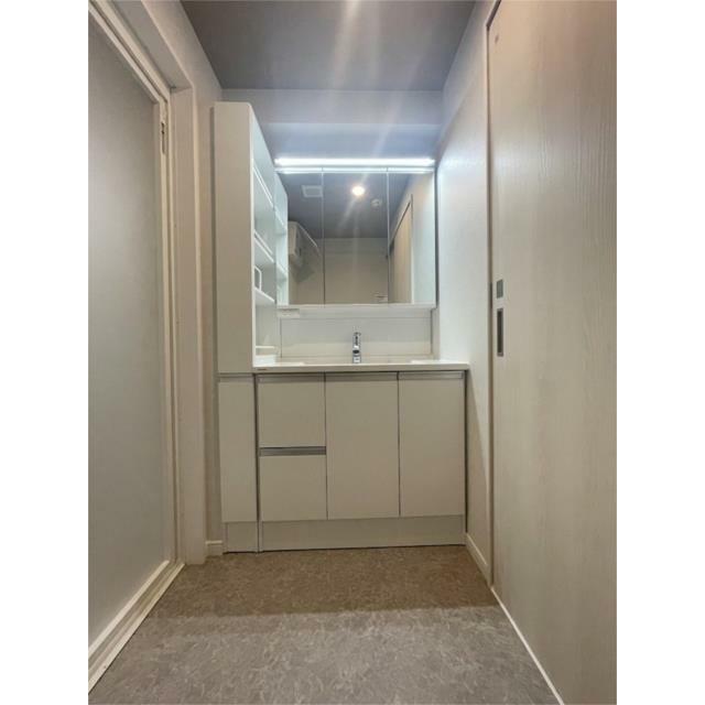 身支度をスムーズにする、機能的な洗面台。三面鏡裏収納で化粧品や小物をすっきり収納でき、毎日の準備も快