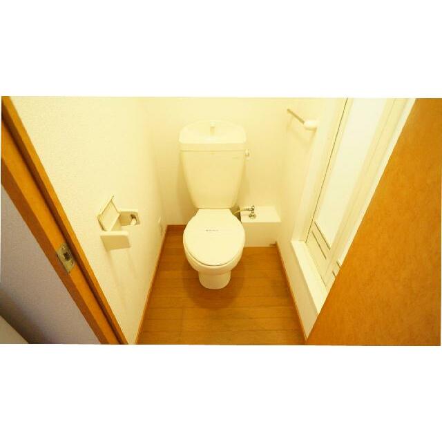 明るい色調でリラックスできるトイレ♪