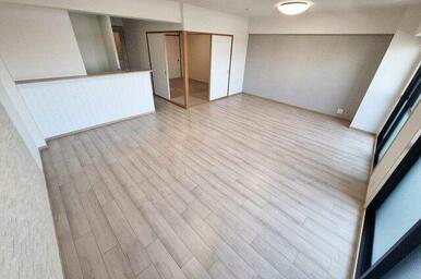 壁一部に施したグレージュのアクセントクロスが、リビングをナチュラルで柔らかい空間にしてくれます。