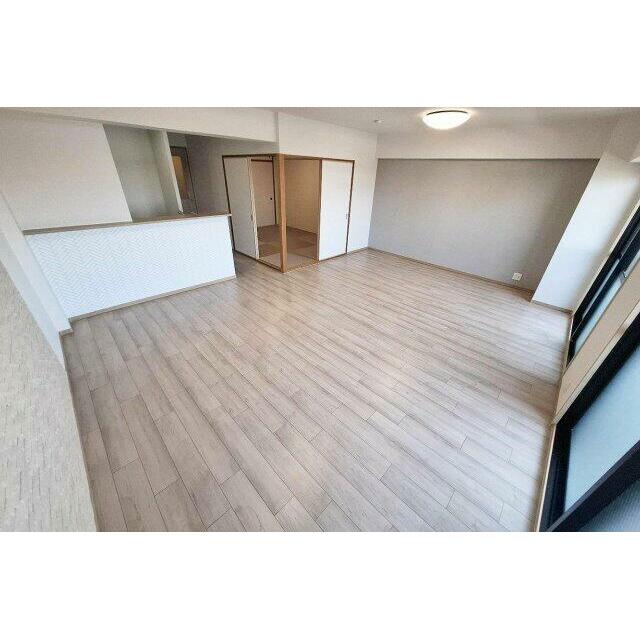 壁一部に施したグレージュのアクセントクロスが、リビングをナチュラルで柔らかい空間にしてくれます。