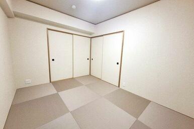 半帖畳でモダンな印象に仕上げた6帖和室。寝室や客間にぴったりです。