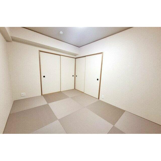 半帖畳でモダンな印象に仕上げた6帖和室。寝室や客間にぴったりです。