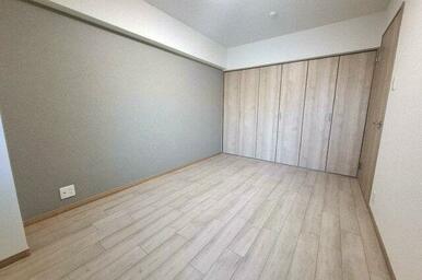 主寝室にぴったりの洋室約6.5帖。グレーのアクセントクロスが落ち着いた雰囲気を演出します。