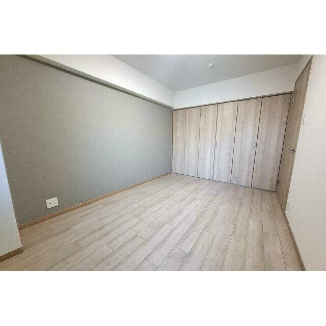 主寝室にぴったりの洋室約6.5帖。グレーのアクセントクロスが落ち着いた雰囲気を演出します。