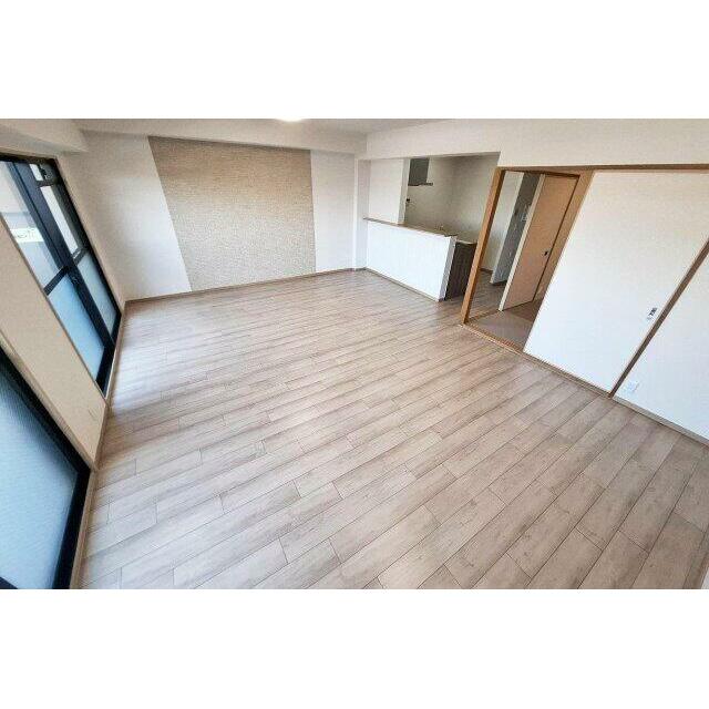 家族団らんにぴったりの広々とした約18.4帖のLDK。家具の配置もしやすいゆとりのスペースです。