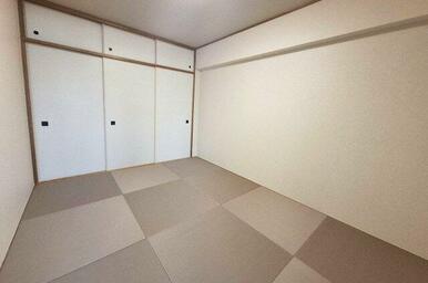 6帖の和室は、クロスや半帖畳もリフォーム済みの清潔感あふれる空間になりました。