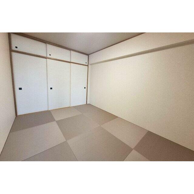 6帖の和室は、クロスや半帖畳もリフォーム済みの清潔感あふれる空間になりました。