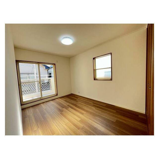 「2階南西洋室」こちらのお部屋からもバルコニーへ出られます。