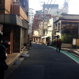 オフィス正面の通りです。神泉駅方面です。飲食店が多くあります。