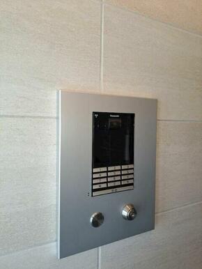 不審者やセールスなどの侵入を防げるオートロック付！