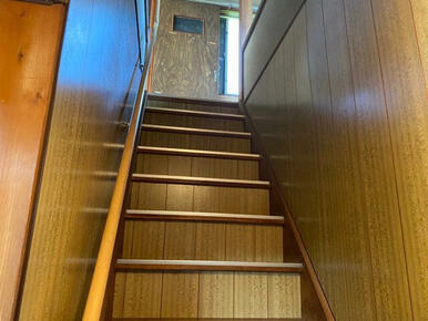 手すりがあると、階段の上り下りが安全ですね。