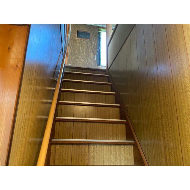 手すりがあると、階段の上り下りが安全ですね。