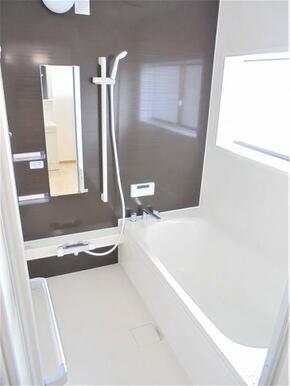 浴室は新品のユニットバスに交換しました　足を伸ばしてゆったり入浴出来ます