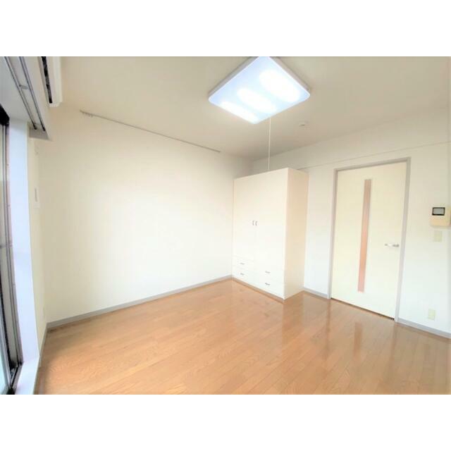バルコニー側から見た室内♪