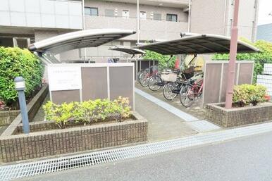 雨の日でも安心。屋根付き駐輪場。