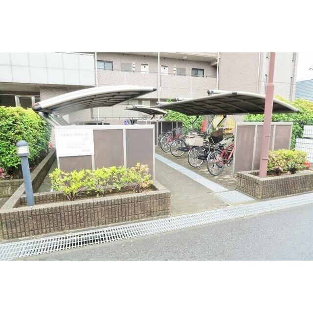 雨の日でも安心。屋根付き駐輪場。