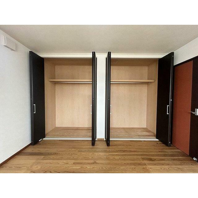 「２階北側洋室」クローゼット内部