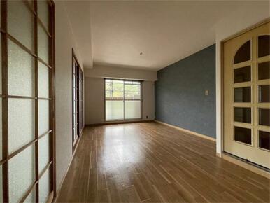 キッチンは背面タイプなので、リビングのレイアウトを自由に楽しめますね