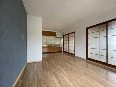 ＬＤＫに隣接した１２帖の続き和室があるので、お友達や親せきなどが集まっても安心ですね