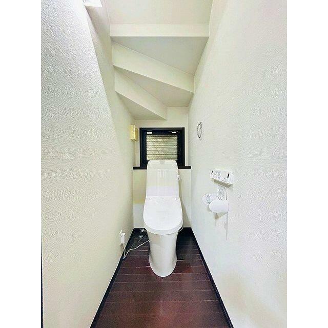 「トイレ」温水暖房機能付きトイレに新品交換済みです。