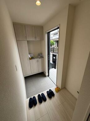 家族やゲストの笑顔が浮かんできそうな玄関（1号棟）