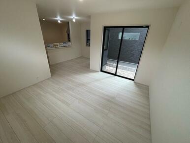 くつろぎスペースとしてはもとより、リビングに学習やテレワークのスペースを設けるご家庭も増えています（