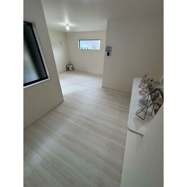 家具のデザインや配置でリビングの印象は大きく変わります。ぜひ自分の感性に合う空間を（1号棟）