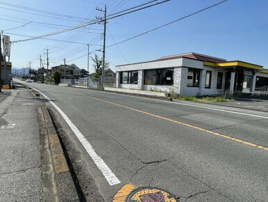 【接面道路】南西側の接道　※右側が物件．．．