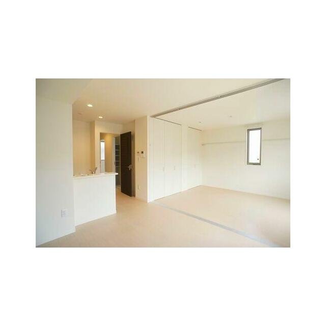 対面式キッチンがあるＬＤＫです。キッチンに立つとお部屋全体を見渡す事が出来ます♪