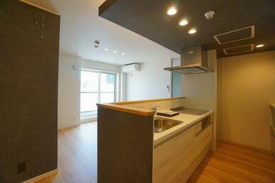 【１５．９帖ＬＤＫ】エアコン付きＬＤＫ　２口ＩＨ＋ラジエントヒーター＋グリル付きキッチンを採用した…