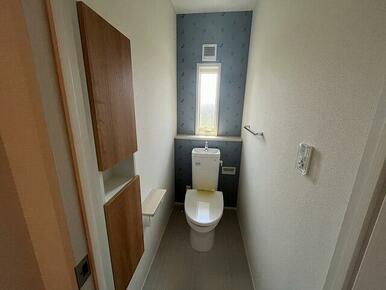 ２階トイレ。トイレは１階と２階にあるので朝の身支度もスムーズに進みますね♪