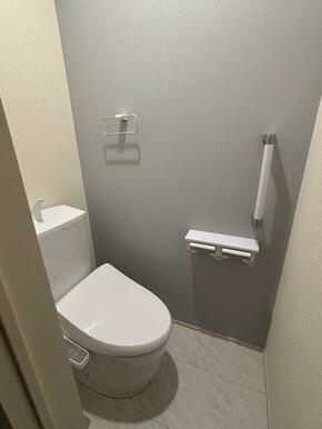 トイレでの転倒リスクを減らしてくれる手すり付き（1号棟）