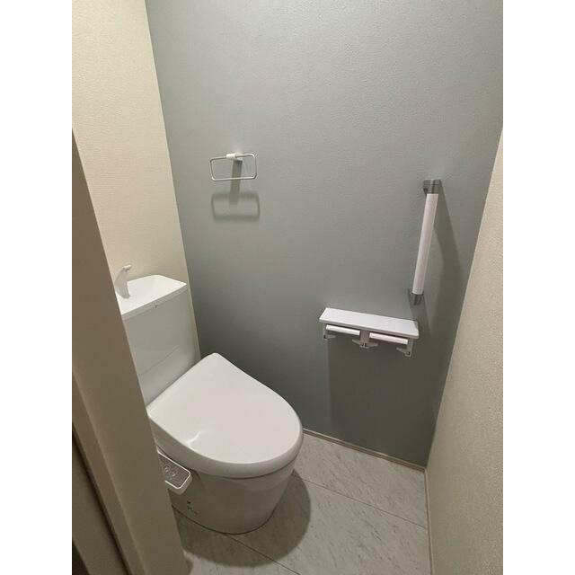 トイレでの転倒リスクを減らしてくれる手すり付き（1号棟）