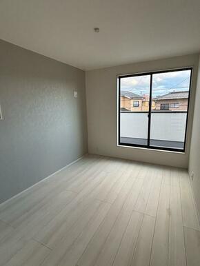 単調になりがちなお部屋の印象も面違いのクロスが格好のアクセントに（1号棟）