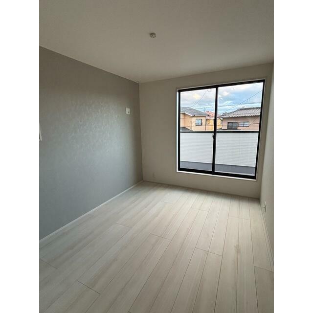 単調になりがちなお部屋の印象も面違いのクロスが格好のアクセントに（1号棟）