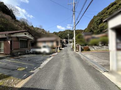 敷地の北東側道路から撮影