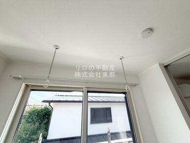 365日いつでも洗濯物が干せる室内物干し用金具付♪