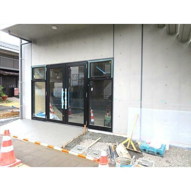 １階テナント入口部分です