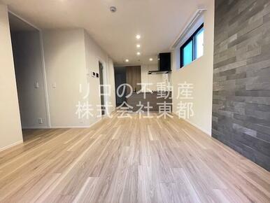 ダイニングテーブルを置いたり自由にレイアウトできます☆