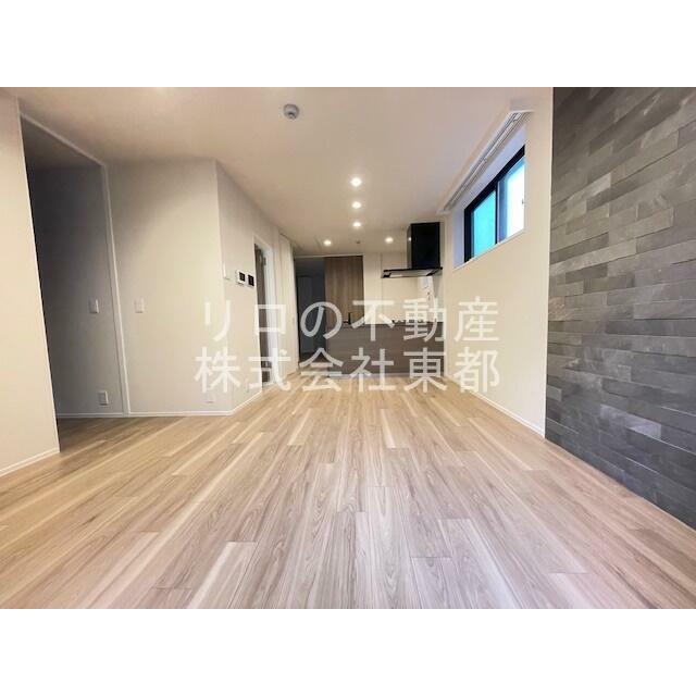 ダイニングテーブルを置いたり自由にレイアウトできます☆