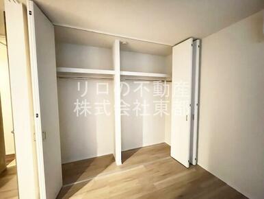 ロングコート・ワンピースがかけられる縦長収納です！