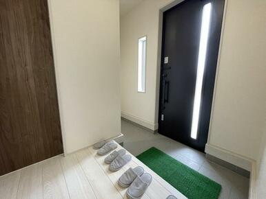 家族やゲストの笑顔が浮かんできそうな玄関（2号棟）