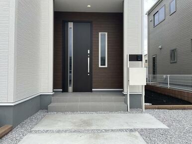 家の外と中をつなぐ要所だからすっきり心地よく整えたい（2号棟）