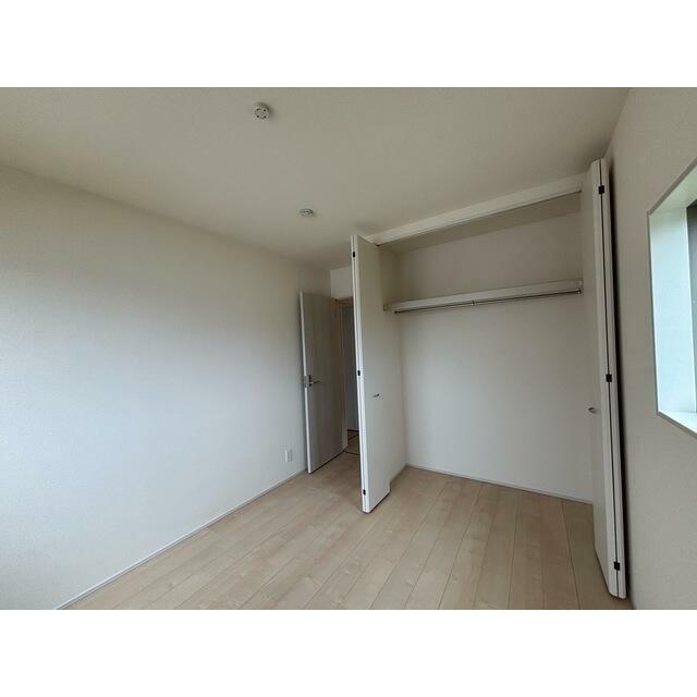 大切な洋服にはきちんと収納場所を用意したい（7号棟）