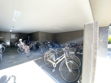１階の屋内にある自転車置場は、雨や風にも安心です。